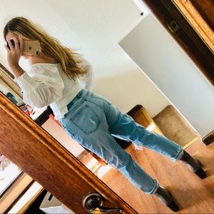 🍑☀️A&F HIGH RISE MOM JEAN LIGHT WASH 4/27 short